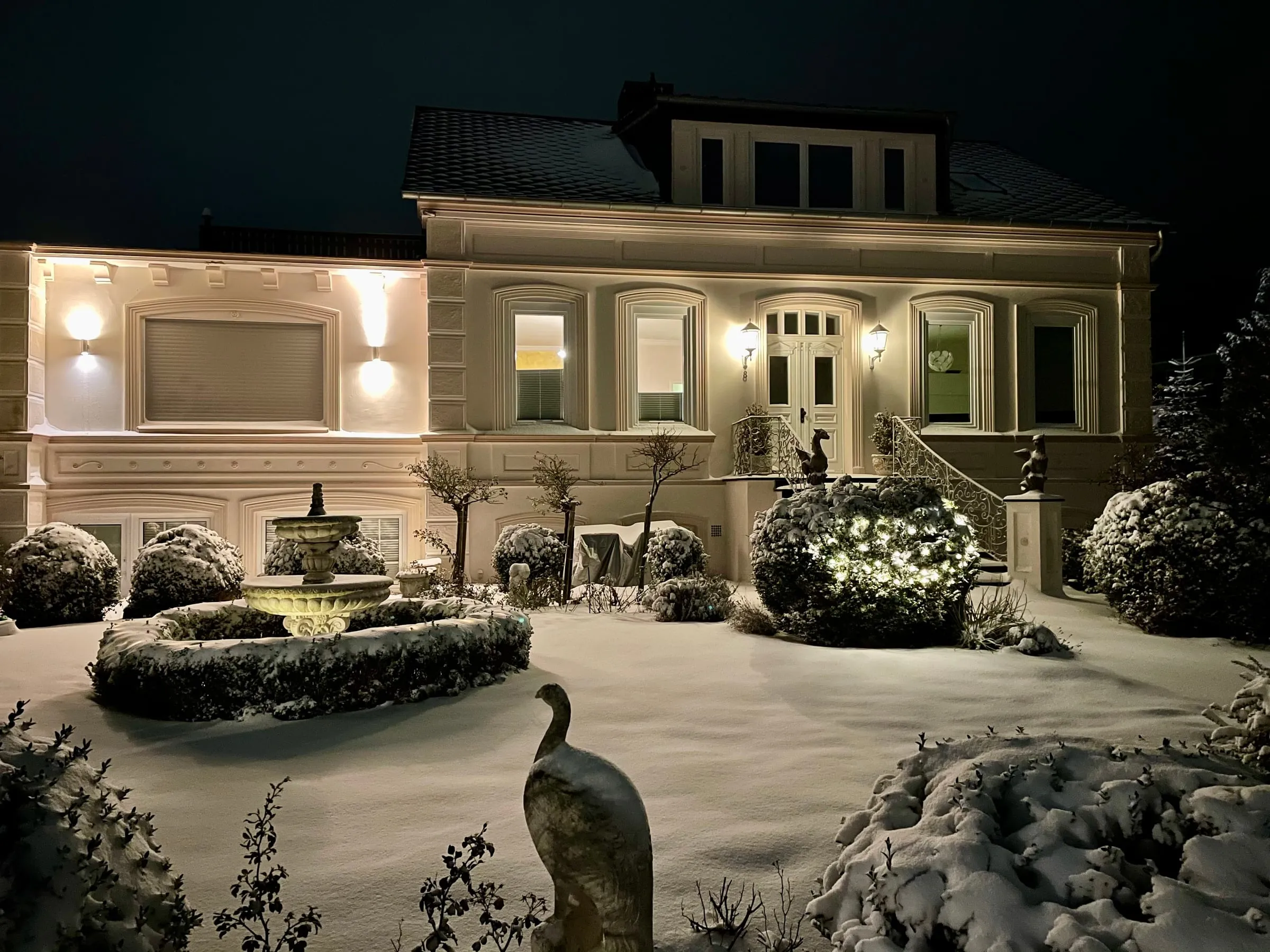 Villa Rosengarten im Winter, beleuchtet im Schnee